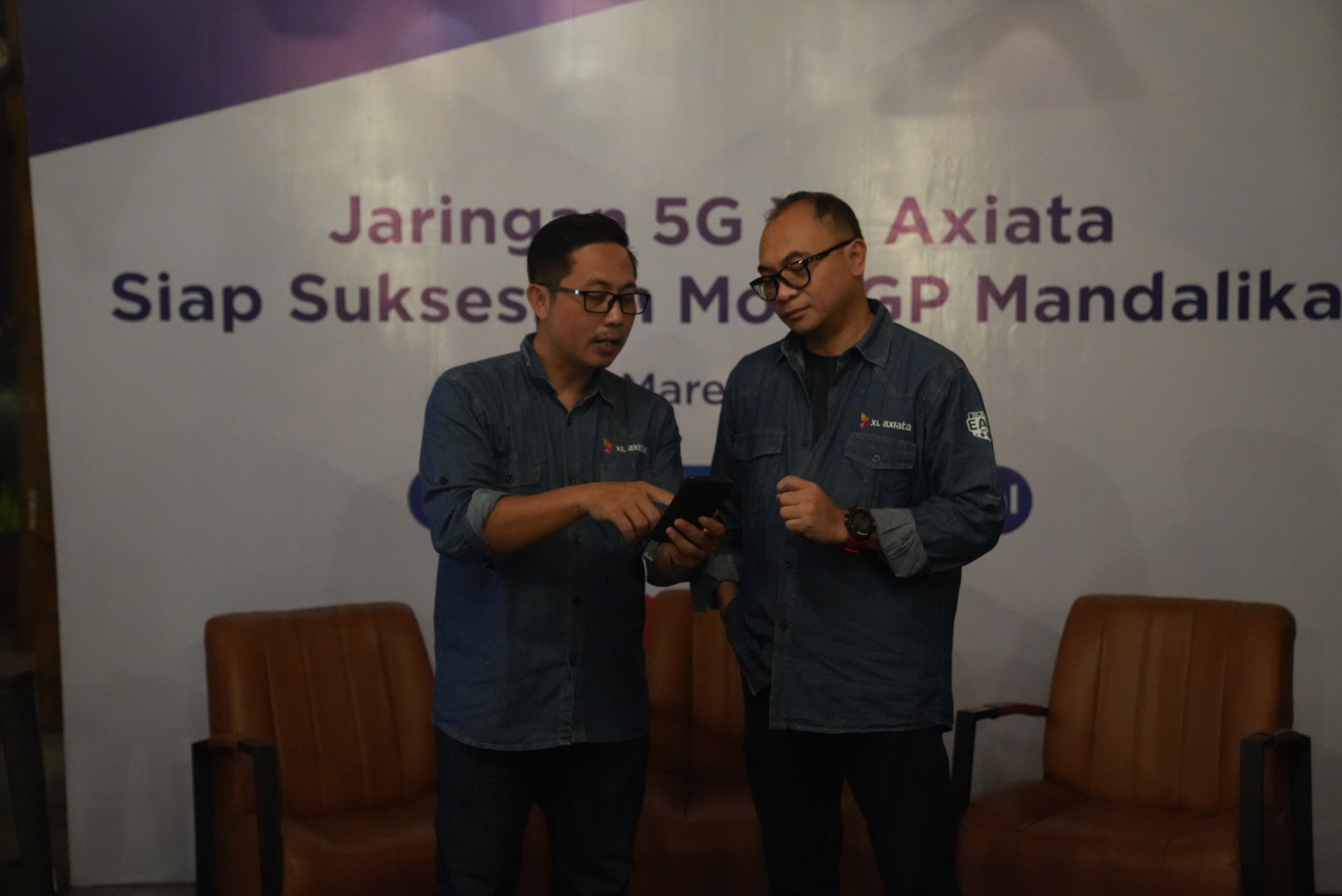 Direktur & Chief Technology Officer XL Axiata, I Gede Darmayusa (kanan) bersama dengan Group Head East Region XL Axiata, Dodik Ariyanto dalam acara media update kesiapan jaringan 5G XL Axiata untuk mensukseskan gelaran balap MotoGP Mandalika di Mataram, Lombok, Kamis (17/3).